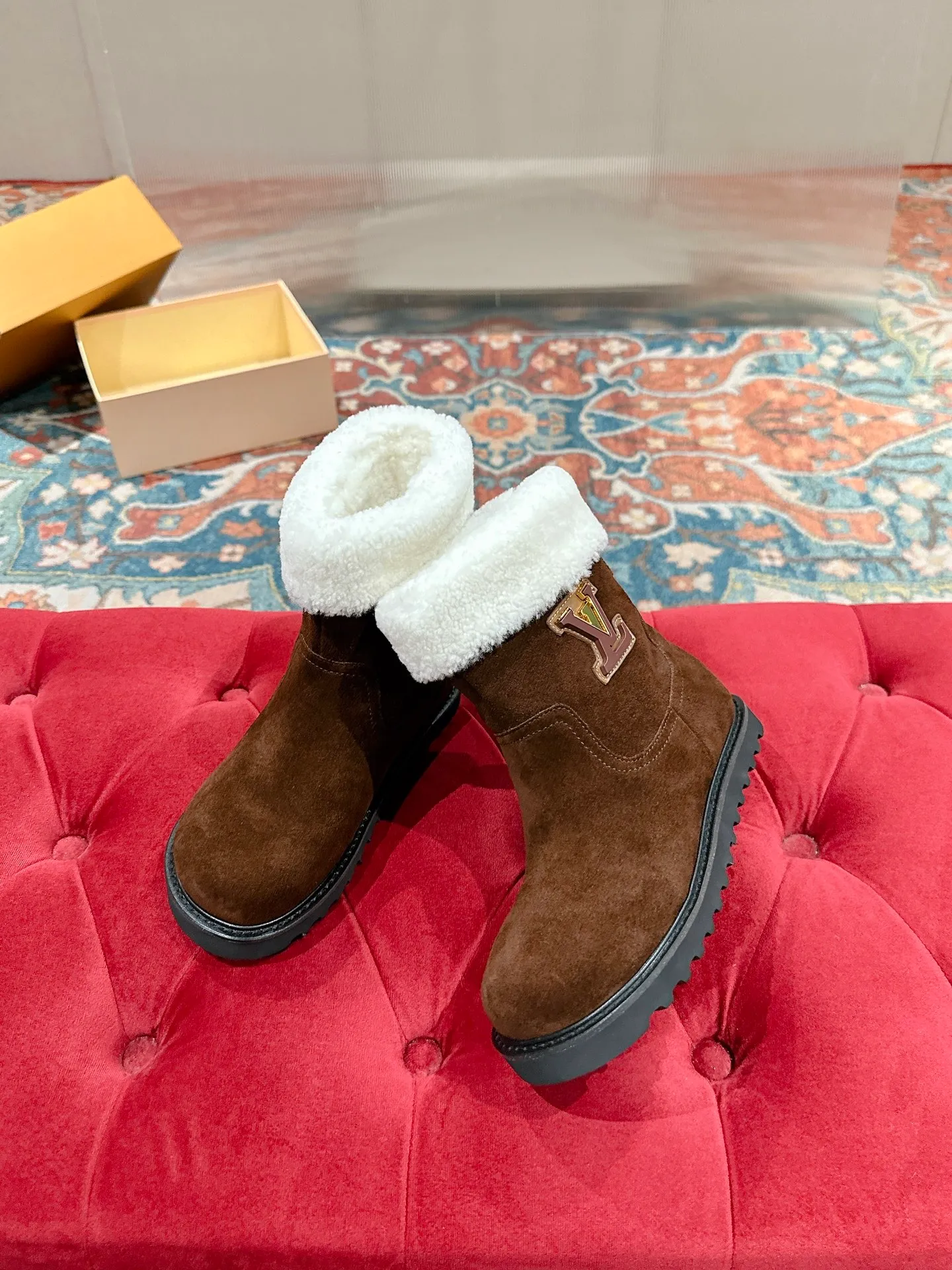 👟👟Ex-factory price 780👟👟 Louis Vuiton·Louis Vuitton 2025ss new LV Aspen Line series wool thick-soled Chelsea short boots fur boots snow boots Martin boots Original purchase, development and production This LV snow boots adopt the original lasting method. The materials are all original ones. Pay attention to the difference between the lower version and the molded rubber sole. The upper is decorated with three-dimensional carvings, which is full of high-end. The upper foot is really beautiful. ▪️Fabric: Cow suede/presbyopia leather ▪️Inner lining: original wool lining ▪️Outsole: original molded outsole ▪️Size: 35-40 (40 customized, non-returnable)